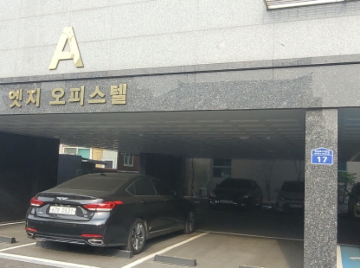 - 본건 건물 엣지 A동 오피스텔 건물
- 본건 건물 대각선 방향 맞은편에 `엣지 B동` 건물 현존