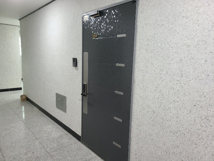 본건 2층 201호 현관