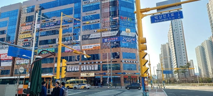 본건 외부 건물 전경