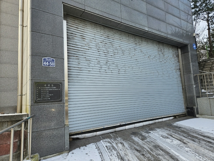 본건 건물 출입구(주차장 등 부분 지1층)