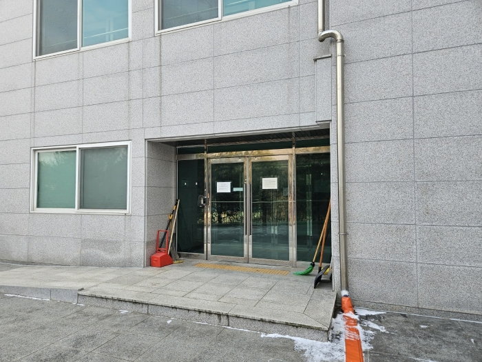 본건 건물 주 출입구(기숙사부분 1-3층)