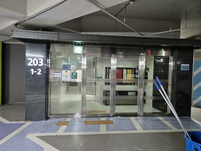 공동 출입문 (지하1층 주차장)