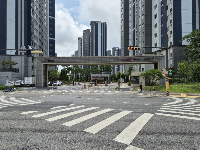 단지 정문 출입로 (북서측 도로변)