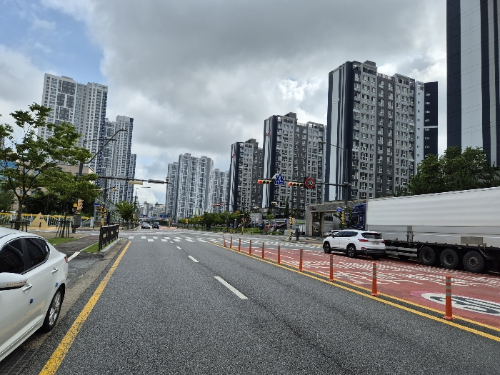 주위환경 - 북서측 도로변