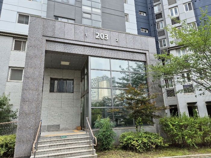 1층 공동 출입문