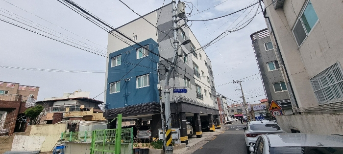 [본건 건물의 서측부분 전경]