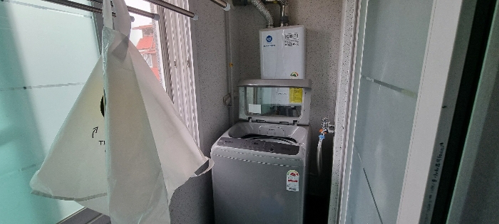 [4층 다가구주택의 발코니 전경]