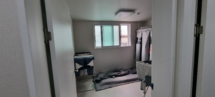 [4층 다가구주택의 확장된 발코니(방의 일부) 전경]