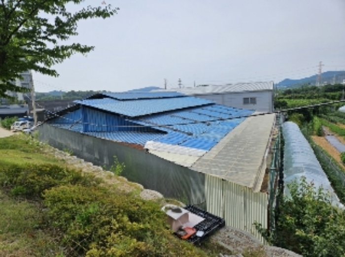 목록1부동산과 목록2부동산의 우측부분(도로상의 축대부근에서 내려다 보며 촬영)