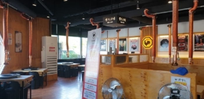 본 부동산 내부 경계구분없이 음식점으로 사용중인 모습