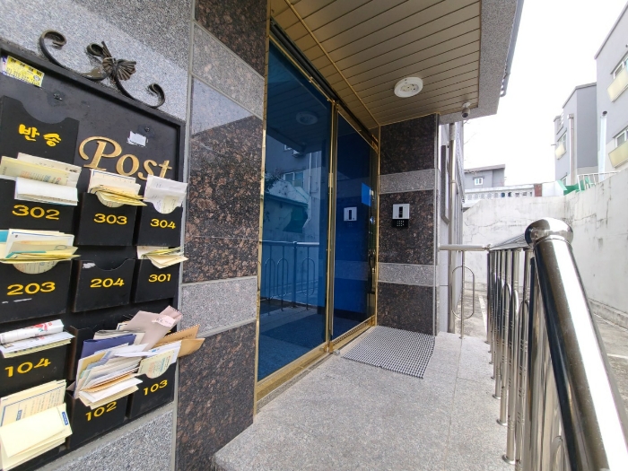 본건 건물 출입문 전경