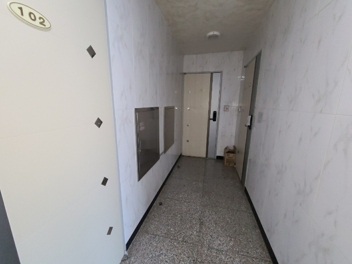 본건 건물 1층 복도 전경