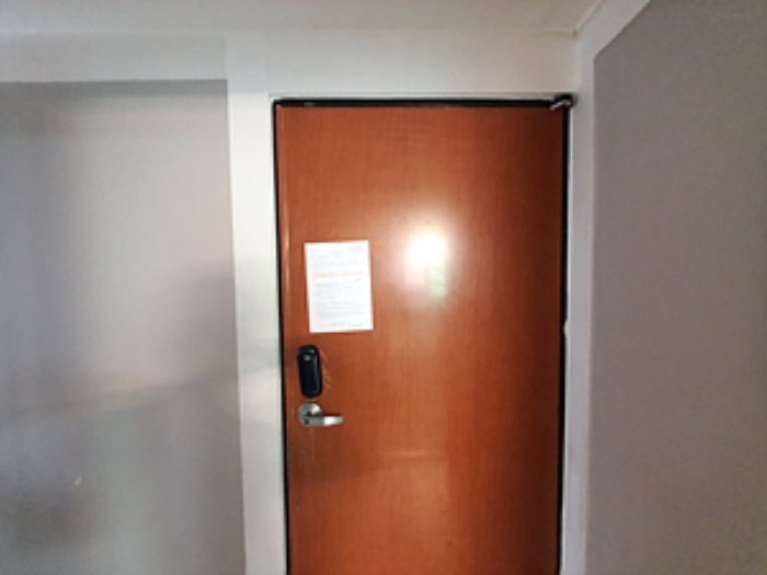 8층 주거부분 입구, 출입문에 안내문 게시(2024.07/29)