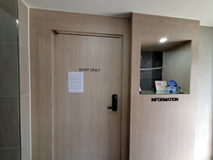 1층 안내실, 출입문에 안내문 게시(2024.07/29)