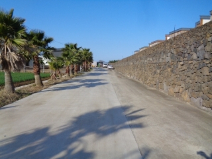 소재지1.(하귀2리 2891-4) 입구 전경(일부 지상에 조경수)