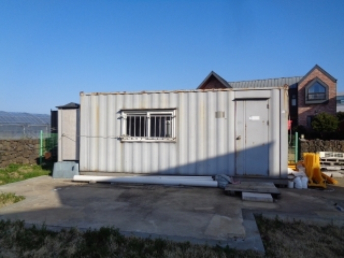 소재지1.(하귀2리 2891-4) 지상에 이동식 화장실 1동 및 이동식 철재컨테이너 1동