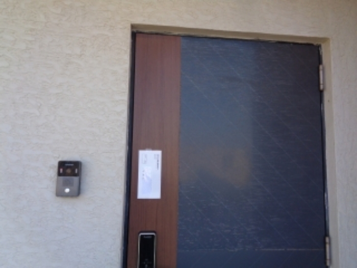 소재지2.(가문동남길 37-7, 제1동) 제시건물 1층 현관문 및 안내문 부착사진