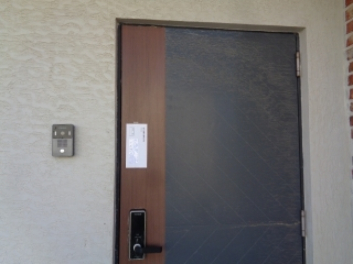 소재지3.(가문동남길 37-7, 제2동) 제시건물 1층 현관문 및 안내문 부착사진