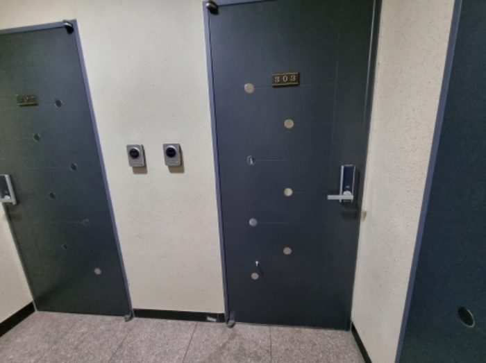 목록2. 303호 출입문