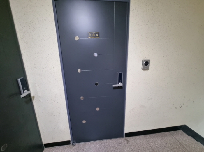 목록2. 304호 출입문