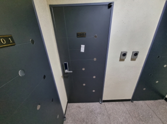 목록2. 402호 출입문