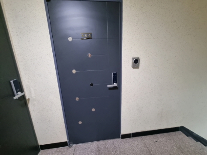 목록2. 404호 출입문