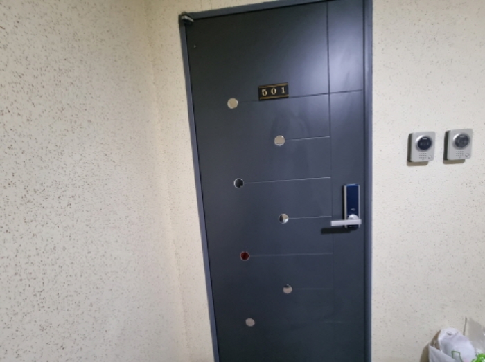 목록2. 501호 출입문
