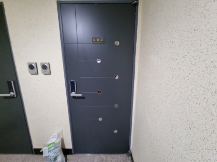 목록2. 502호 출입문