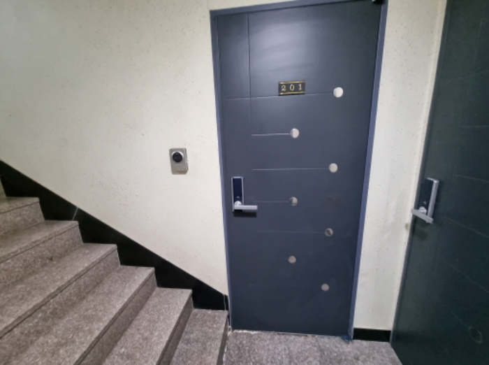 목록2. 201호 출입문