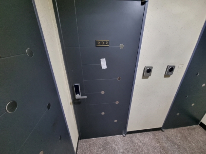 목록2. 202호 출입문