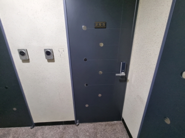목록2. 203호 출입문