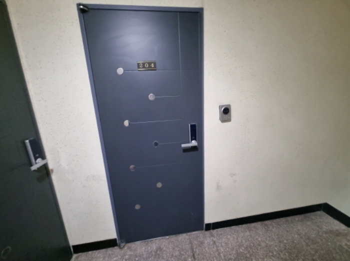 목록2. 204호 출입문