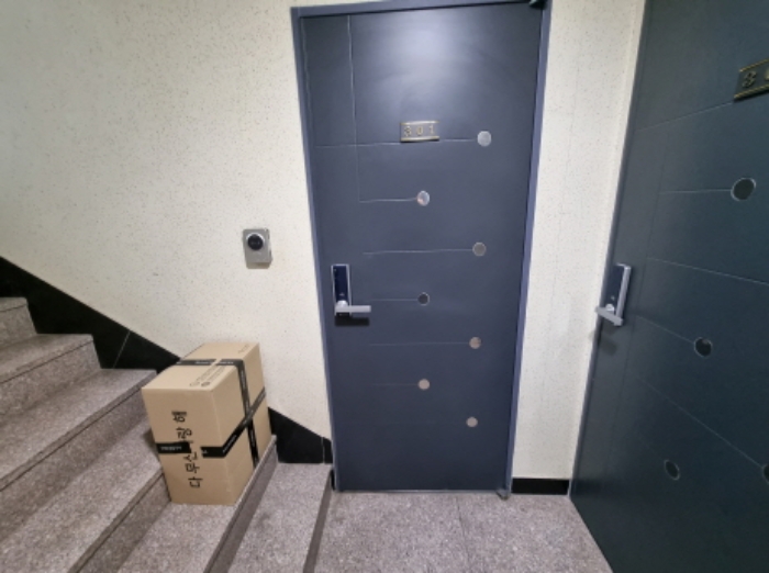 목록2. 301호 출입문