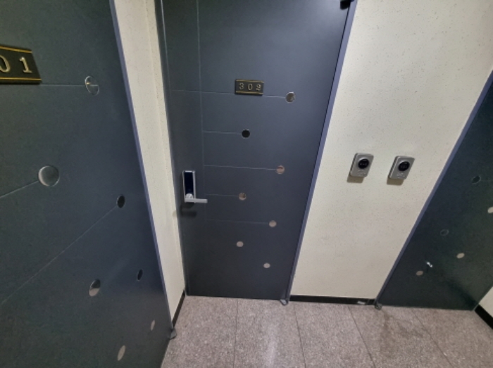 목록2. 302호 출입문