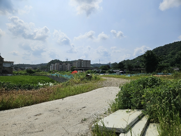 기호 1 및 진출입로 전경
(북서측에서 촬영)