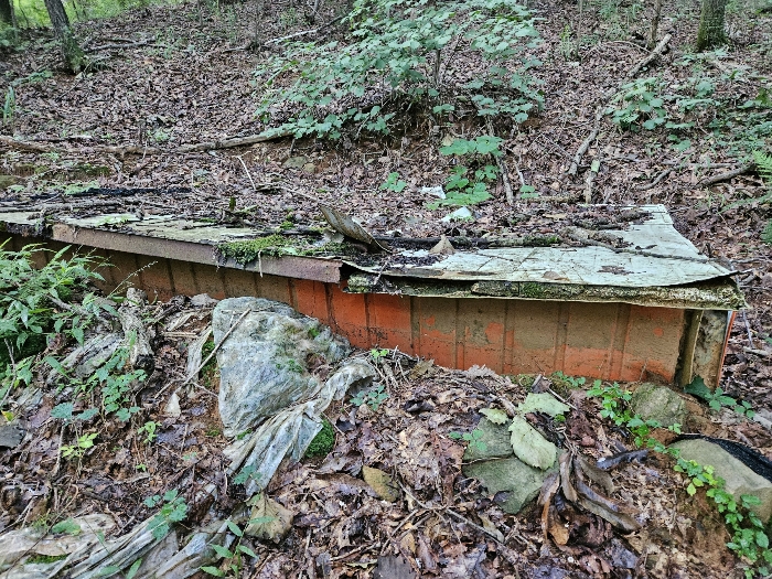 제시외 창고(기호 1 지상, 지하매설)