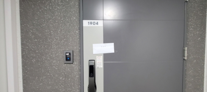 전유세대 출입문(현황조사 안내문 부착)