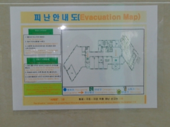 [목록 2] 엘리베이터 옆에 부착된 지상 1층 피난안대도 모습