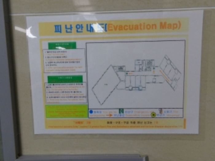 [목록 2] 엘리베이터 옆에 부착된 지상 2층 피난안대도 모습