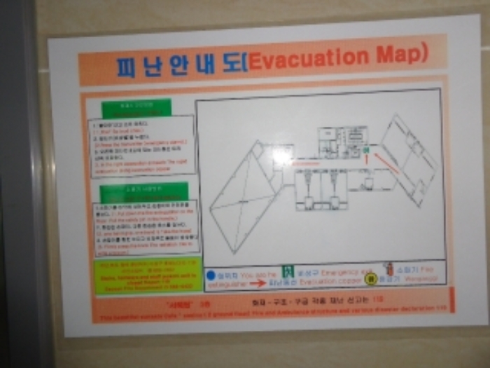 [목록 2] 엘리베이터 옆에 부착된 지상 3층 피난안대도 모습