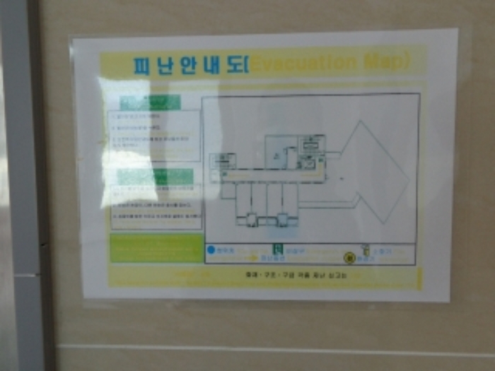[목록 2] 엘리베이터 옆에 부착된 지상 4층 피난안대도 모습