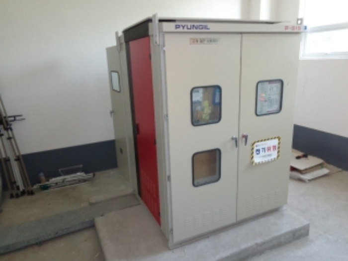 [목록 2] 서쪽 지상에 있는 건물 1층에 소재한 전기설비의 모습