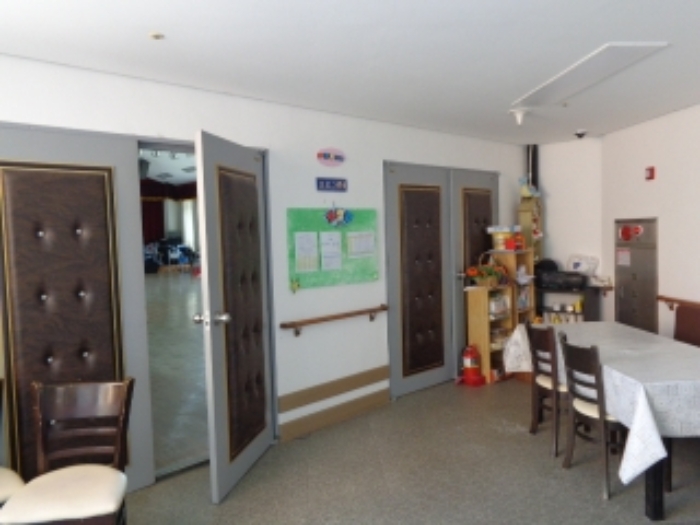 [목록 2] 서쪽 지상에 있는 건물 2층에 있는 강당 출입문 주변의 모습