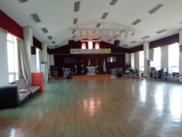 [목록 2] 서쪽 지상에 있는 건물 2층에 있는 강당의 내부 모습