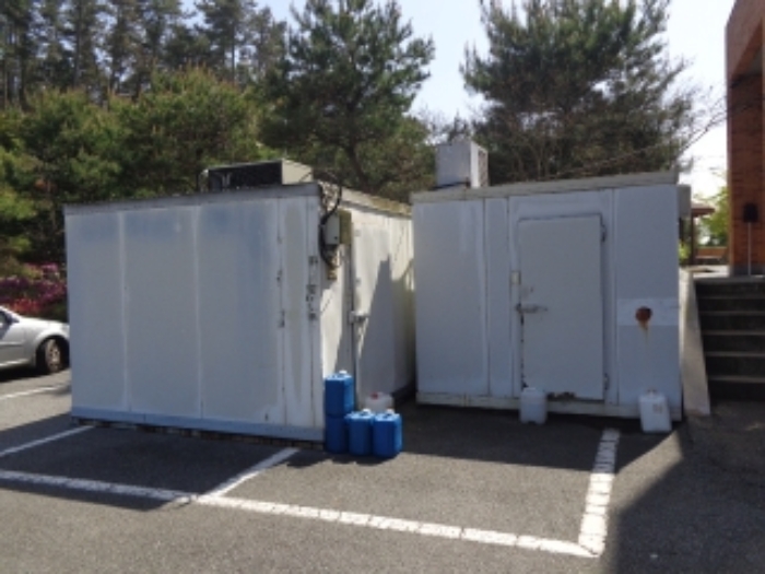 [목록 1] 동쪽 주차장에 설치된 저온 저장고로 보이는 시설의 모습