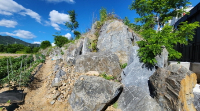 본건 4 석축 소재함