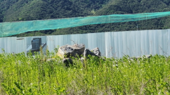 본건 3 철재 가림막 일부 소재하며 본건 4 돌 적치되어 있음