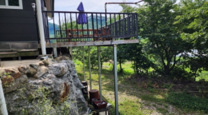 본건 1, 3 경계부근에 제시외 철골고 목조데크