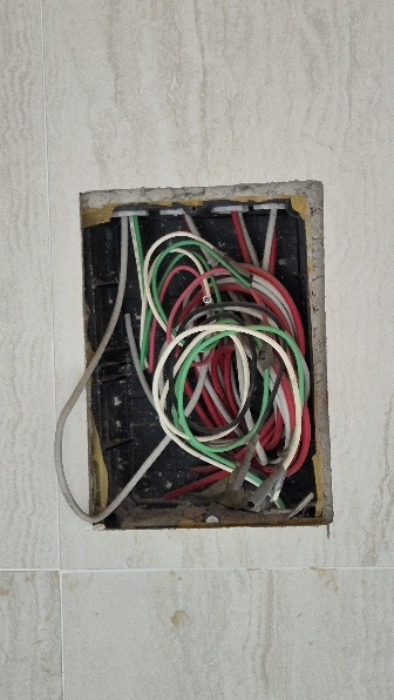 건물외벽(마감공사가 아직 덜 되어 있음)