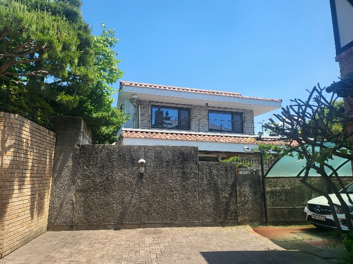 [본건 2층 주택 전경]